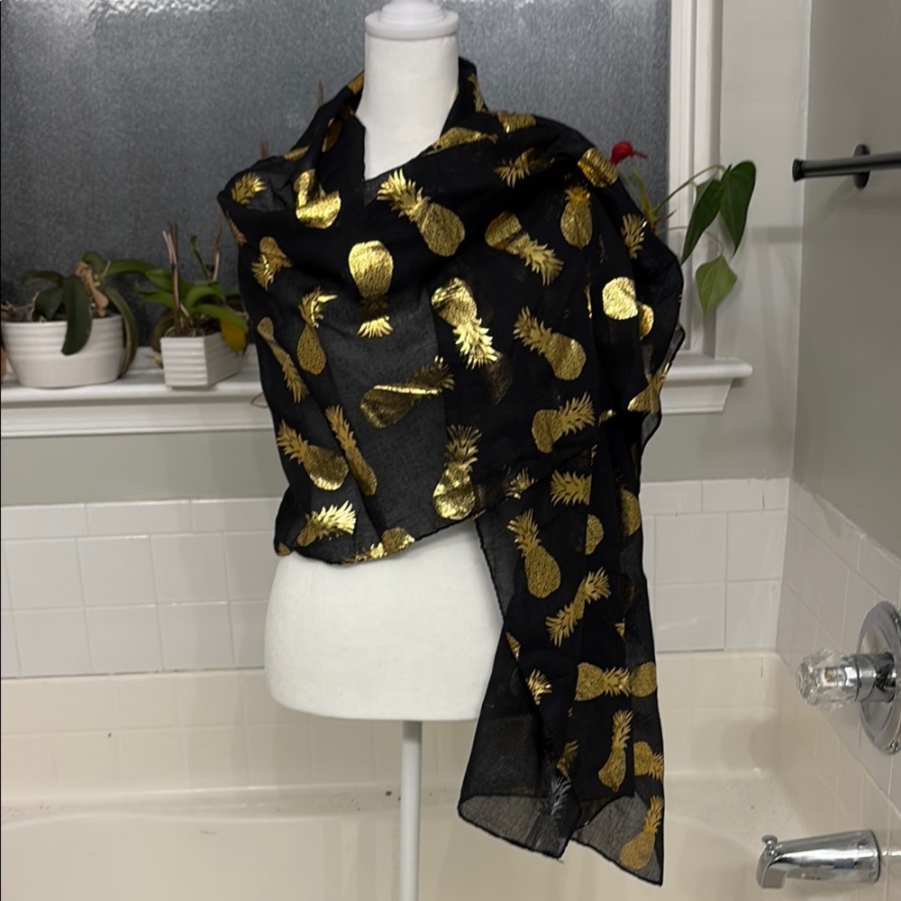 Chic Black and Gold Scarf with Elegant Design